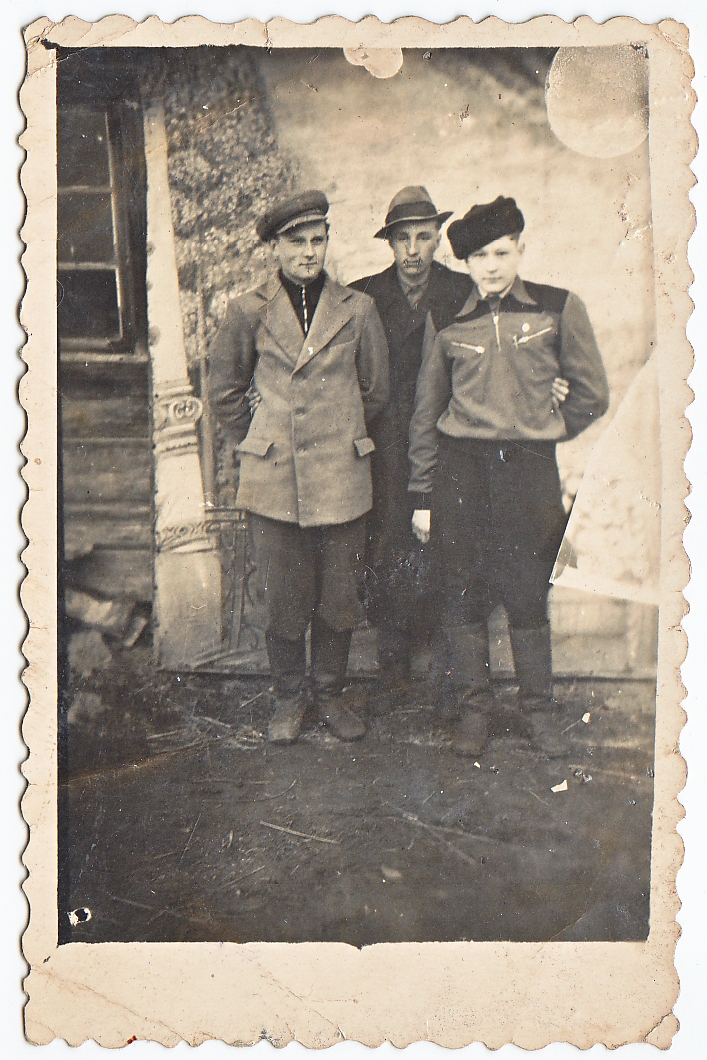 Kazys Kazėnas (iš dešinės pirmas) su draugais